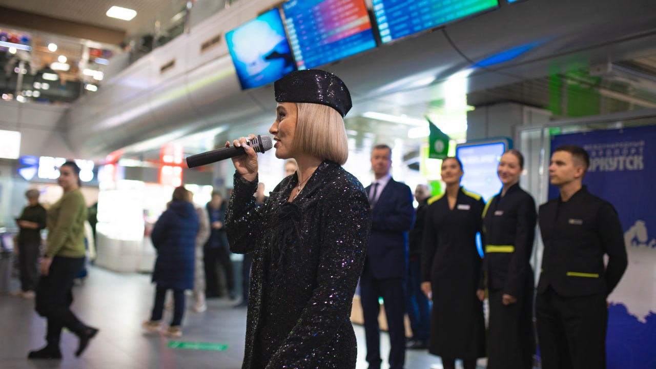 За 100 лет аэропорт Иркутска впервые встретил 4 миллионного пассажира 26 декабря в воздушной гавани столицы Приангарья состоялось по настоящему историческое событие встреча 4 миллионного пассажира Таким образом был установлен рекорд пассажиропотока за всю 100 летнюю историю авиаузла Юбилейным пассажиром стала Наталья Б которая вместе с младшим сыном Филиппом следовала рейсом по маршруту Иркутск Москва Женщина является многодетной мамой Со своим сыном она решила отправиться в Москву на новогодние праздники   IrkutskMedia теперь в МАX