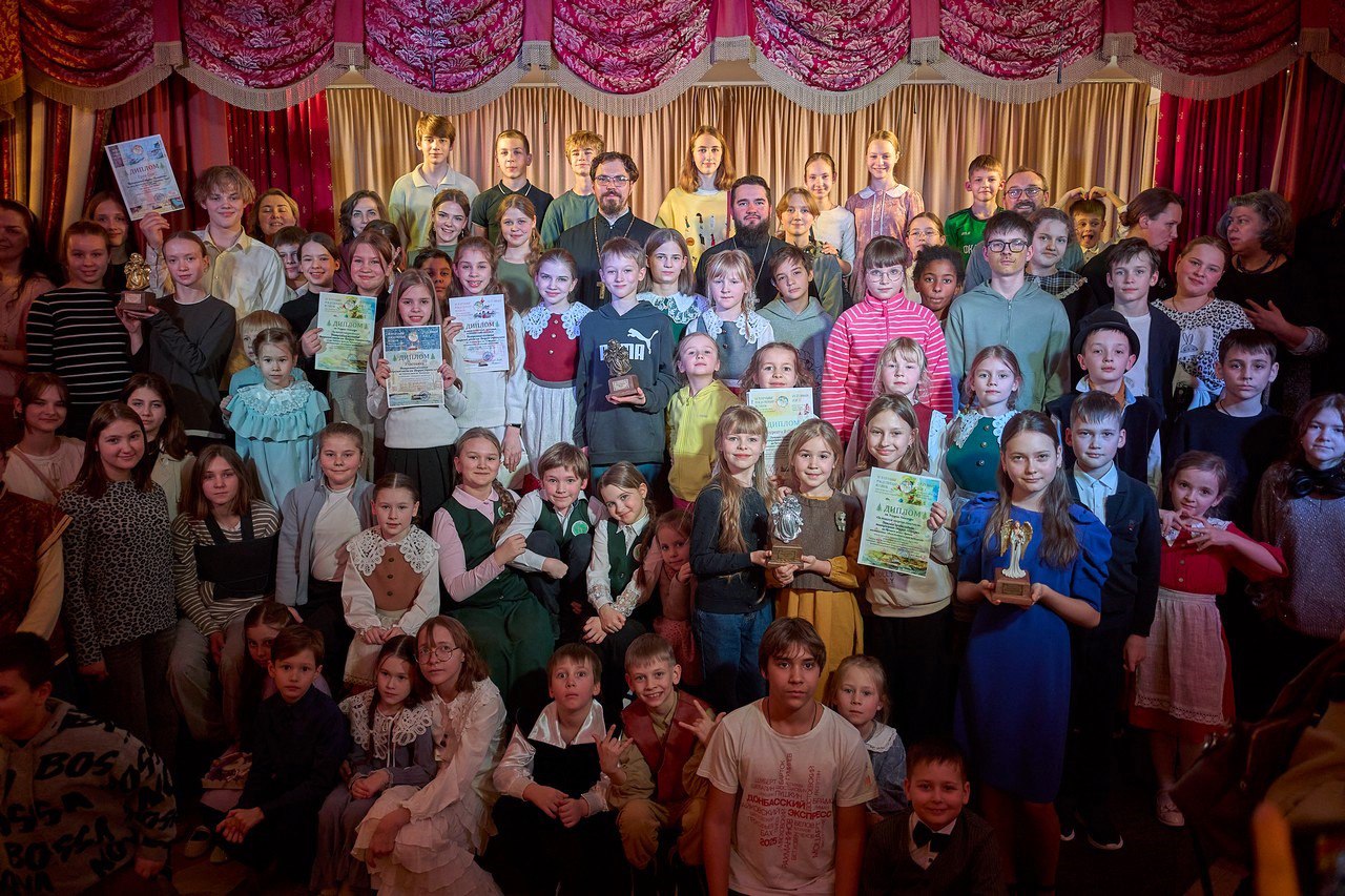 VII Театральный фестиваль Радость Рождества 24 25 января 2026 года состоялся VII Театральный фестиваль Радость Рождества участниками которого стали воскресные школы и православные объединения Сергиево Посадской епархии Фестиваль прошел по благословению епископа Сергиево Посадского и Дмитровского Кирилла при поддержке Епархиального отдела по культуре Организатором мероприятия стал приход храма в честь иконы Божией Матери Неупиваемая Чаша пос Лесные Поляны Ивантеевское благочиние где и проходил театральный фестиваль