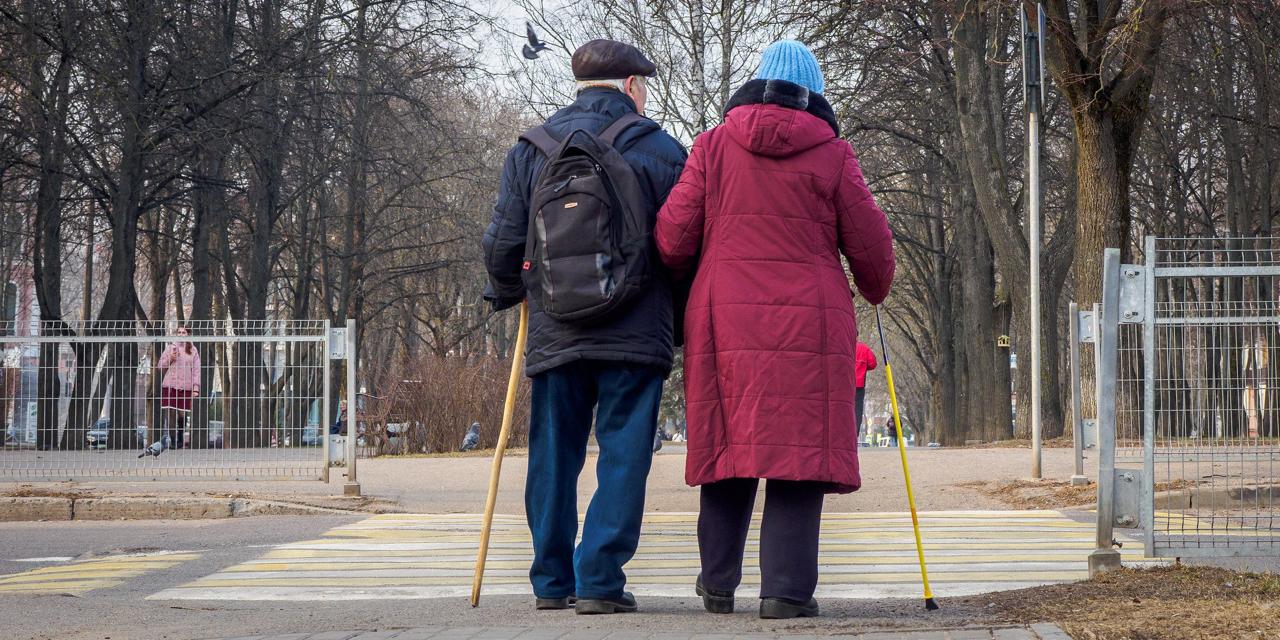 Изменились правила выплаты пенсии за выслугу лет Что и кому нужно знать Парламент одобрил изменения в порядке выплаты пенсии за выслугу лет для государственных служащих адвокатов нотариусов и ИП пока они продолжают работать Выплаты будут приостановлены до достижения ими общего пенсионного возраста После пенсия будет выплачиваться полностью независимо от того работает человек или нет