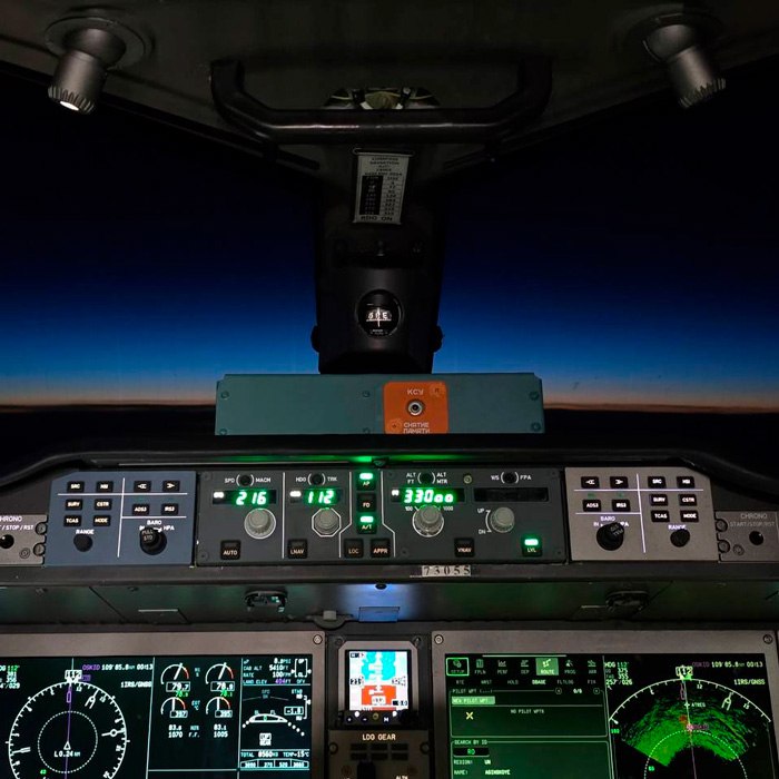 Продолжается сертификационная программа самолета МС 21 310 Опытный образец выполнил полёты из Жуковского в Иркутск и обратно В небе специалисты проверили работу инерциальной навигационной системы при полёте по разомкнутому маршруту и систему дальней коротковолновой связи Поставленные задачи были выполнены в полном объеме для самолета получены зачетные результаты испытаний Параллельно с этим на самолёте МС 21 310 0013 продолжается цикл сертификационных испытаний характеристик устойчивости и управляемости отечественных приводов системы управления