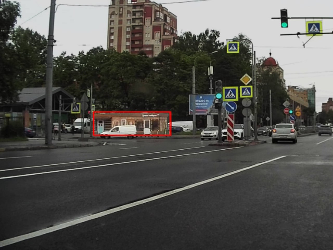 Нейросеть в Петербурге научилась находить незаконные ларьки  ГАТИ настроила автоматическое выявление самовольно установленных нестационарных объектов с помощью искусственного интеллекта. Восемь мобильных комплексов, установленных в автомобили, в движении сканируют городское пространство и находят все незаконные торговые объекты.   После автоматической фиксации владельцу территории назначается штраф в размере 50 тысяч рублей. В июле 2025 года владелец частного земельного участка в Выборгском районе получил первый такой штраф. Помимо оплаты, ему необходимо согласовать размещение или убрать ларек.   Исполнение этого требования также проверит нейросеть, проехав через 4 недели еще раз по одному из 186 маршрутов.
