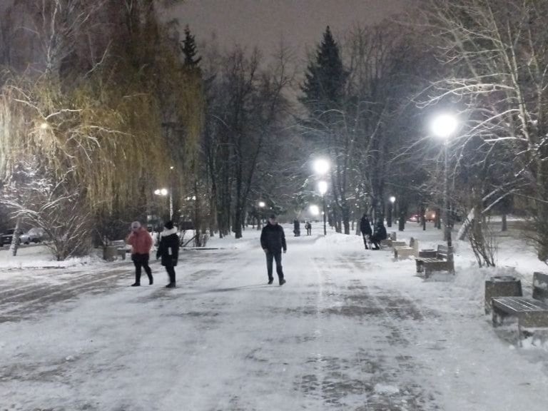 В парке КЗТЗ установлено новое освещение.  Специалисты подрядной организации проложили электросети под землей и установили 42 опоры с энергосберегающими светодиодными светильниками. В рамках муниципального контракта на это было выделено 4 млн рублей.  Как сообщили в комитете ЖКХ, современные светильники должны обеспечить комфорт прогулок горожан.  Также работы по устройству освещения будут выполнены в сквере на пересечении проспекта Кулакова и улицы Гагарина. На это в рамках муниципального контракта выделено 5,7 млн рублей.  #НовостиКурска