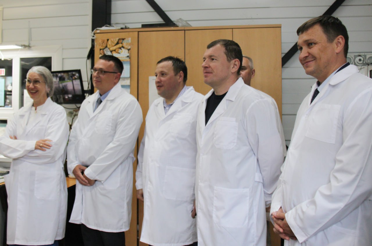 Министр агропромышленного комплекса и потребительского рынка Свердловской области Анна Кузнецова оценила производства Нижней Туры. Она также встретилась с горожанами, чтобы обсудить доступные им меры поддержки в сельском хозяйстве На приеме Анны Кузнецовой нижнетуринцы узнали об условиях предоставления грантов производителям сельхозпродукции, о том, что фермерству можно научиться бесплатно в «Школе фермеров», а также о целевом обучении в агровузах. Подробнее читайте на сайте «Областной газеты». пресс-служба администрации Нижнетуринского муниципального округа Подписаться на «ОГ» Прислать новость Поддержать канал
