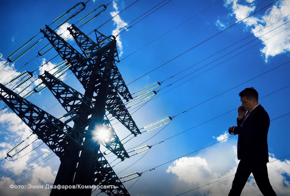 Бизнес могут перевести на повышенный тариф в электросетях постепенно Регуляторы допускают поэтапный переход крупной промышленности с тарифа магистральных сетей на более высокие котловые тарифы в течение пяти лет Также на повестке стоит возможная дифференциация потребителей внутри тарифа на передачу электроэнергии на высоком напряжении В Сообществе потребителей энергии против перевода промышленности на котловые тарифы с оплатой фактически не оказываемых услуг Промышленные потребители говорят в ассоциации наиболее чувствительны к стоимости электроэнергии и дополнительный ее рост запускает поиск альтернативных источников энергоснабжения По мнению аналитиков перевод потребителей на оплату услуг на передачу электроэнергии по котловому тарифу будет ощущаться не так сильно как рост цены генерации Ъузнал