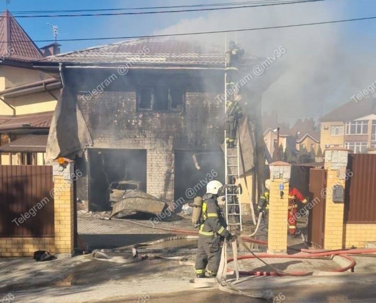 B ceле Ямное Рамонского района загорелся частный дом     В Воронежской области загорелся частный дом. Пламя вспыхнуло в селе Ямное Рамонского района в 12:44 часов.  Площадь возгорания составила 200 квадратных метров. Пострадавших, по предварительным данным, нет.  ↗  Прислать новость   Подписаться