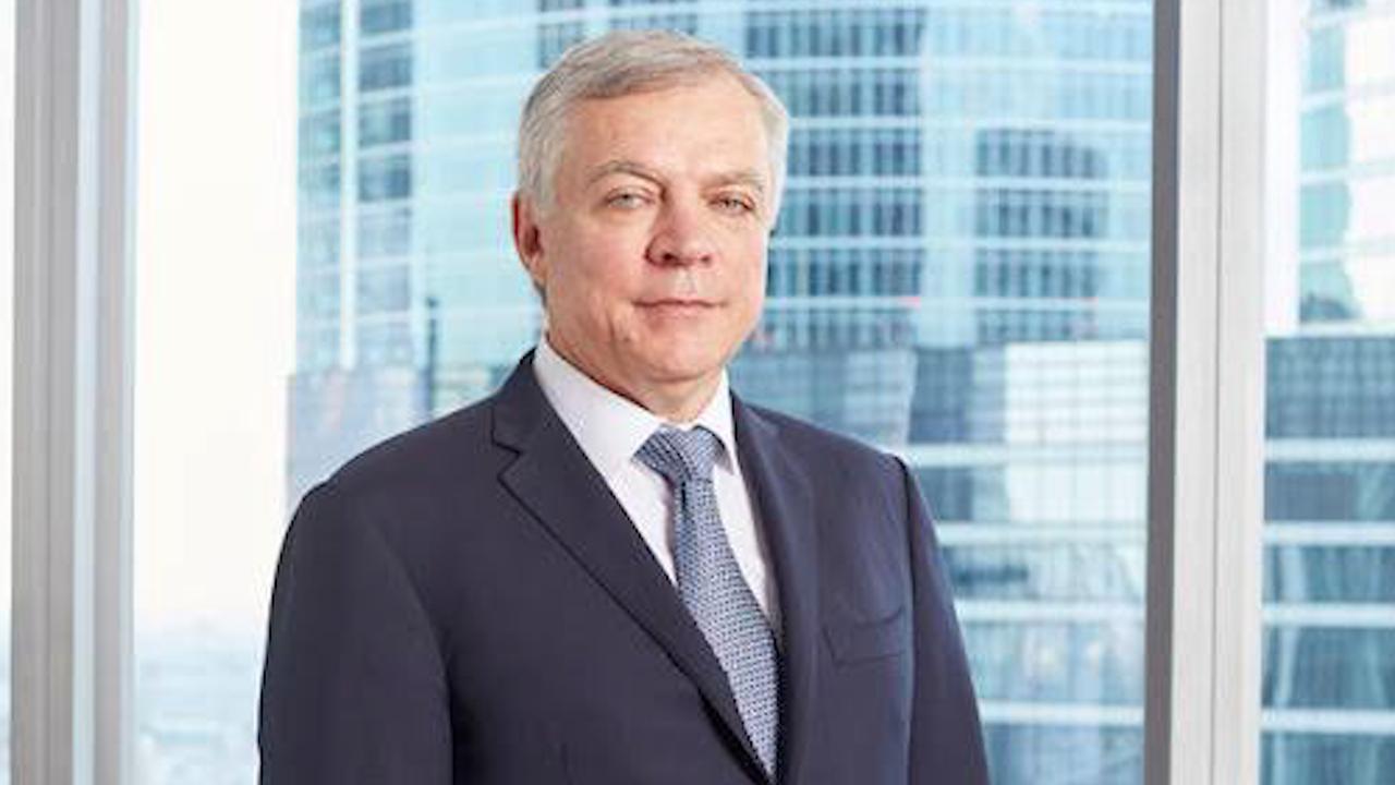 Скончался вице-президент «Транснефти» Андрей Бадалов. Сегодня утром он выпал из окна своей квартиры, расположенной на Рублёвском шоссе, и погиб. На месте трагедии работают следственные органы. Бадалов занимал эту должность с 2021 года, до этого он работал в НИИ «Восход».