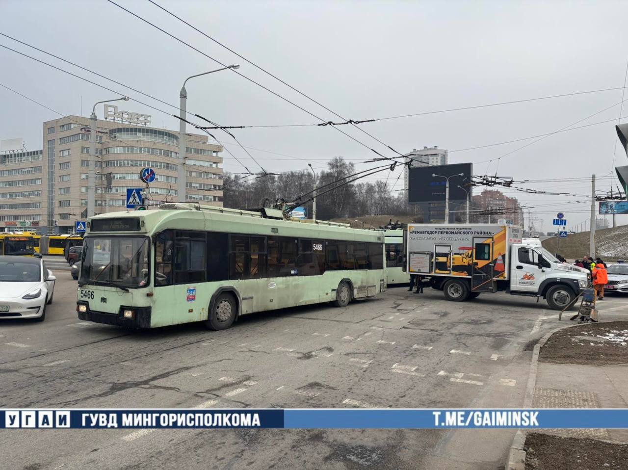 Водитель троллейбуса совершил наезд на двух пешеходов.  По предварительной информации, сегодня около 11:50 43-летний водитель троллейбуса, двигаясь по улице Руссиянова, на пересечении с проспектом Независимости при повороте налево на местный проезд указанного проспекта совершил наезд на двух рабочих, проводивших работы на данном пересечении. Обстоятельства произошедшего устанавливаются.  Двое рабочих получили телесные повреждения и доставлены в учреждение здравоохранения для обследования.  Из тг: gaiminsk.  #Минск #Авария #Троллейбус #Наезд_ГТ #Минск_ГТ    Троллейбус   ДТП