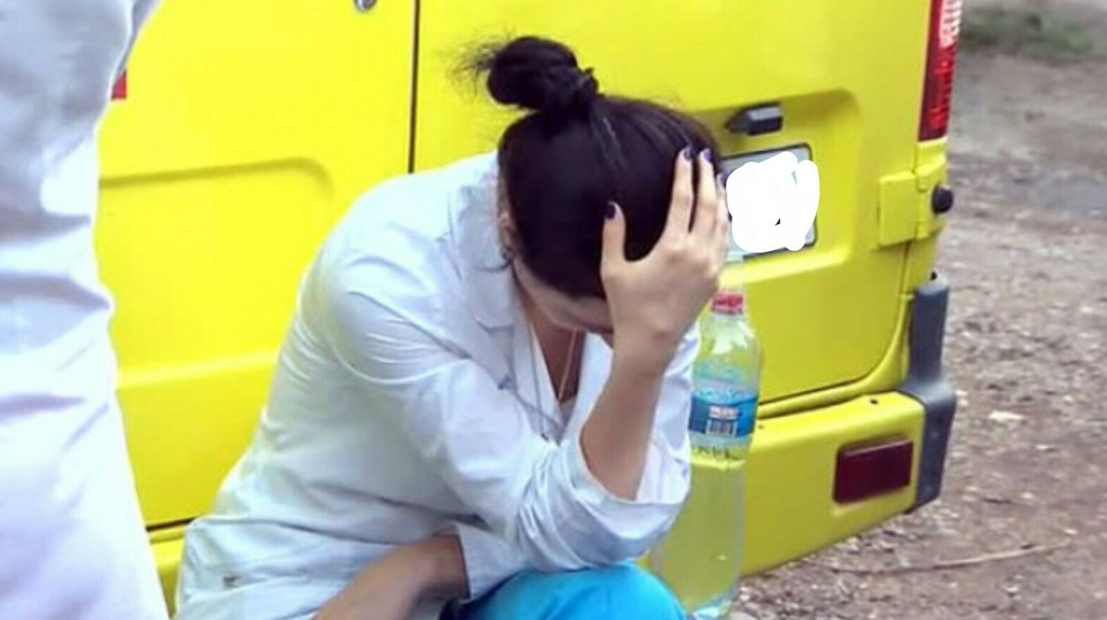 В Казахстане введут уголовную ответственность за нападения на врачей Депутаты одобрили в первом чтении поправки о введении отдельной статьи за насилие в отношении медиков наказание будет зависеть от тяжести вреда передает ArbatMedia Поправки в Уголовный кодекс предусматривают ответственность не только за нападения на врачей но и на водителей скорой помощи В зависимости от последствий обвиняемым может грозить штраф или лишение свободы сроком от пяти до десяти лет По данным парламентариев за последние пять лет было зарегистрировано 280 случаев применения насилия в отношении сотрудников скорой Однако депутат Асхат Аймагамбетов считает что реальное число таких случаев значительно выше Он отметил что агрессия в адрес бригад скорой помощи угрожает не только их жизни но и жизни пациентов которые в этот момент ожидают экстренной медицинской помощи Это вопрос жизни и смерти подчеркнул он Прислать новость