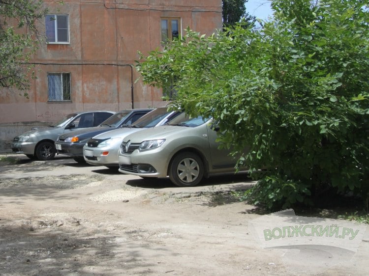 Волжанам рассказали, как бороться с паркующимися в грязи автомобилистами  Председатель КЖД Сергей Ракутов рассказал волжанам о ситуации с несанкционированной парковкой автотранспорта во дворах жилых домов.  Как сообщили Волжский.ру в пресс-службе администрации Волжского, проблема парковки на зеленой зоне не теряет свой актуальности. С начала 2025 года выявлено более 1000 фактов парковки автомобилей в грязи. Нарушителям назначены штрафы. Сергей Ракутов пояснил, что предотвратить заезд автомобилей на пешеходные дорожки можно с помощью установки ограничительных полусфер. Для этого жителям нужно обратиться в управляющую компанию.  А чтобы автомобилисты не заезжали на зеленую зону, для них предлагается организовать гостевые парковки.   Подробнее на Волжский.ру: