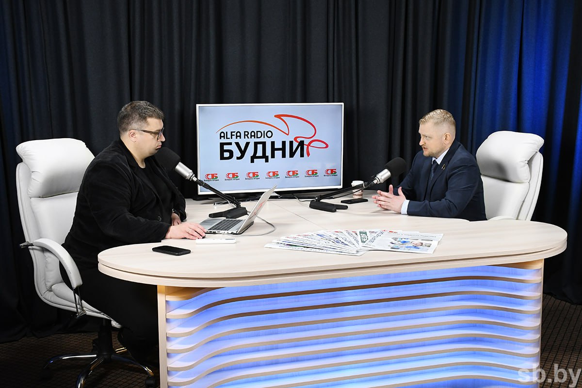 Шпаковский: мы отмечаем грязный, довольно карикатурный характер проходящих в Польше выборов Депутаты-республиканцы в США ожидают объяснений от председателя Европейской комиссии Урсулы фон дер Ляйен по поводу финансирования ЕС предвыборной кампании Рафаля Тшасковского — кандидата в президенты от правящей коалиции в Польше. Кроме этого, они также выявили манипуляции Джорджа Сороса на польских выборах президента. Депутат Палаты представителей Национального собрания Республики Беларусь Александр Шпаковский в эфире ток-шоу «Будни» на «Альфа Радио» прокомментировал сложившуюся ситуацию в Польше. #пшепшик #дурятполяка #польшабезвыбора #невероятныеполяки Подробности на сайте МОЗЫРЬ NEWS.