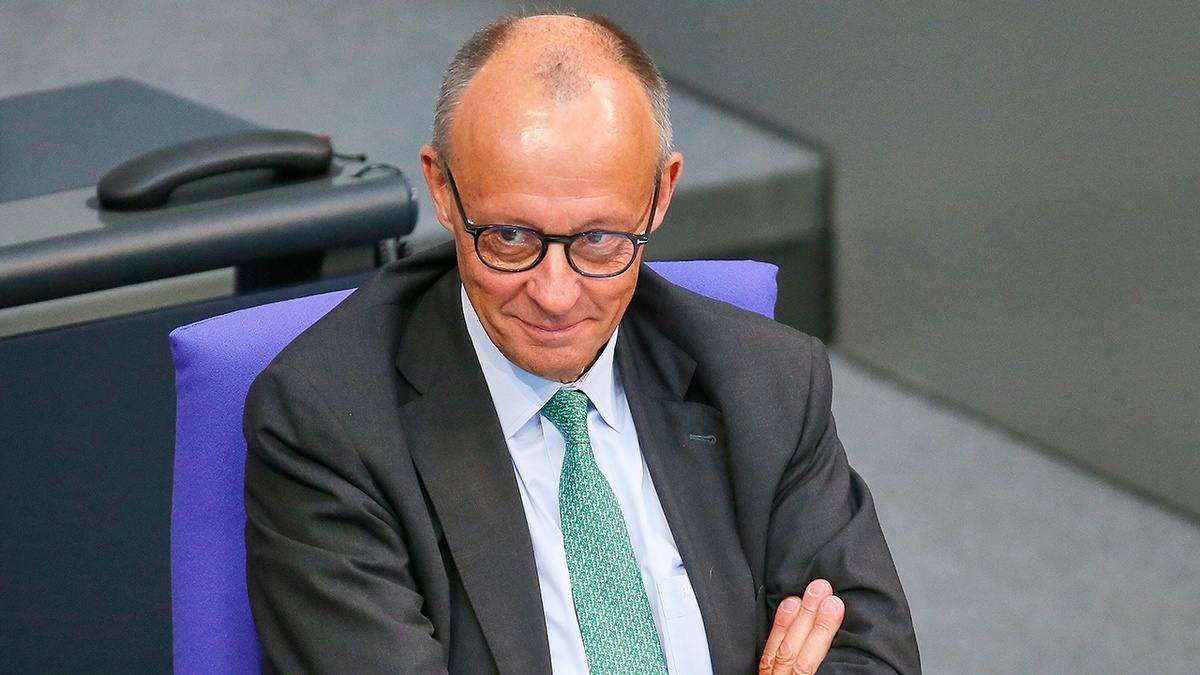 Канцлер Германии поддержал план ЕС по кредитованию Украины за счёт российских активов Фридрих Мерц одобрил инициативу Евросоюза предоставить Киеву беспроцентный кредит почти на 140 млрд евро используя замороженные российские активы сообщает Bloomberg По его словам такие шаги должны послать Москве чёткий сигнал и обеспечить Украине военную устойчивость на годы вперёд Издание отмечает что это разворот позиции Берлина который раньше воздерживался от комментариев по законности конфискации активов НАШИ РЕСУРСЫ Telegram YouTube RUTUBE