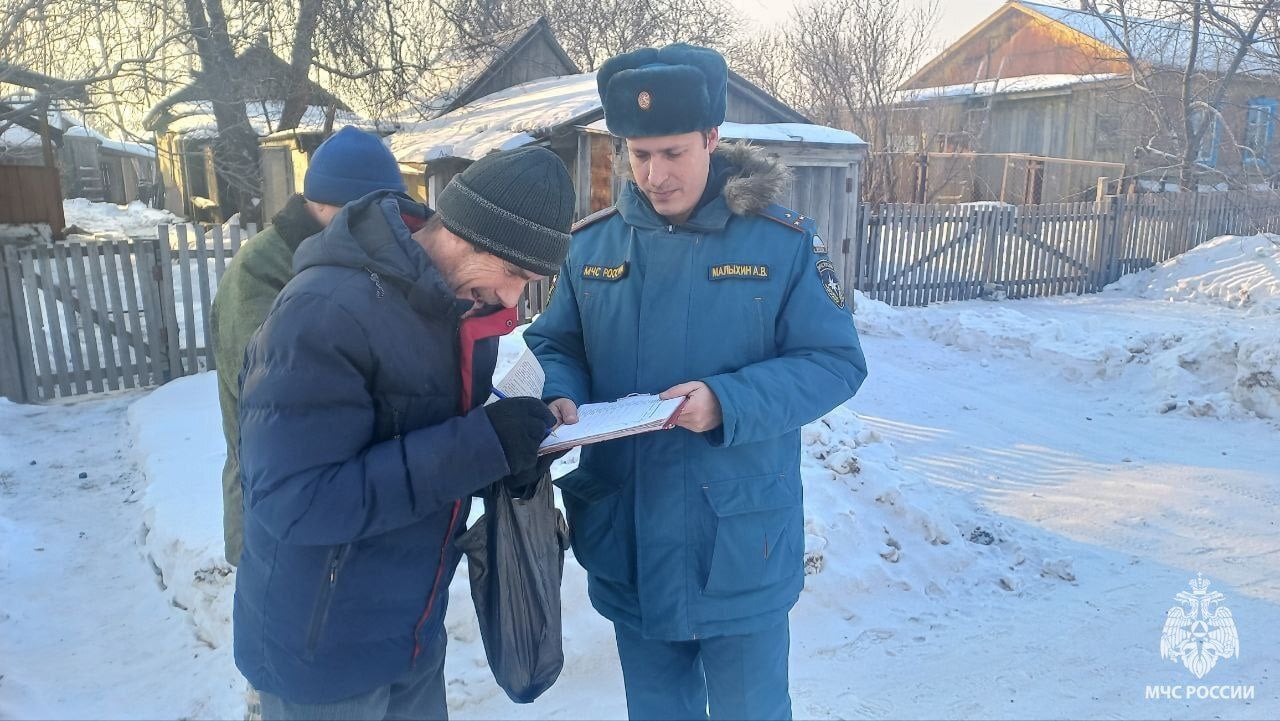 Жителей частного сектора Октябрьского района ЕАО вновь проинструктировали пожарные инспекторы   крайне важно:  не перегружать электросети;   ремонтировать вовремя электропровода;   замазывать трещины и прогары в печах;   не оставлять на ночь топиться печь и работать обогреватель;   установить пожарный извещатель. Прибор оповестит о задымлении пронзительным звуком. Спасёт жизнь и сохранит имущество.  Во время профилактического рейда сотрудниками МЧС России в жилье двух граждан обнаружены нарушения. К ним будут применены санкции согласно действующего законодательства РФ.   Всего в ходе мероприятия было посещено порядка 30 жилых помещений. Люди с пониманием отнеслись к визиту спасателей, внимательно слушали и задавали вопросы.