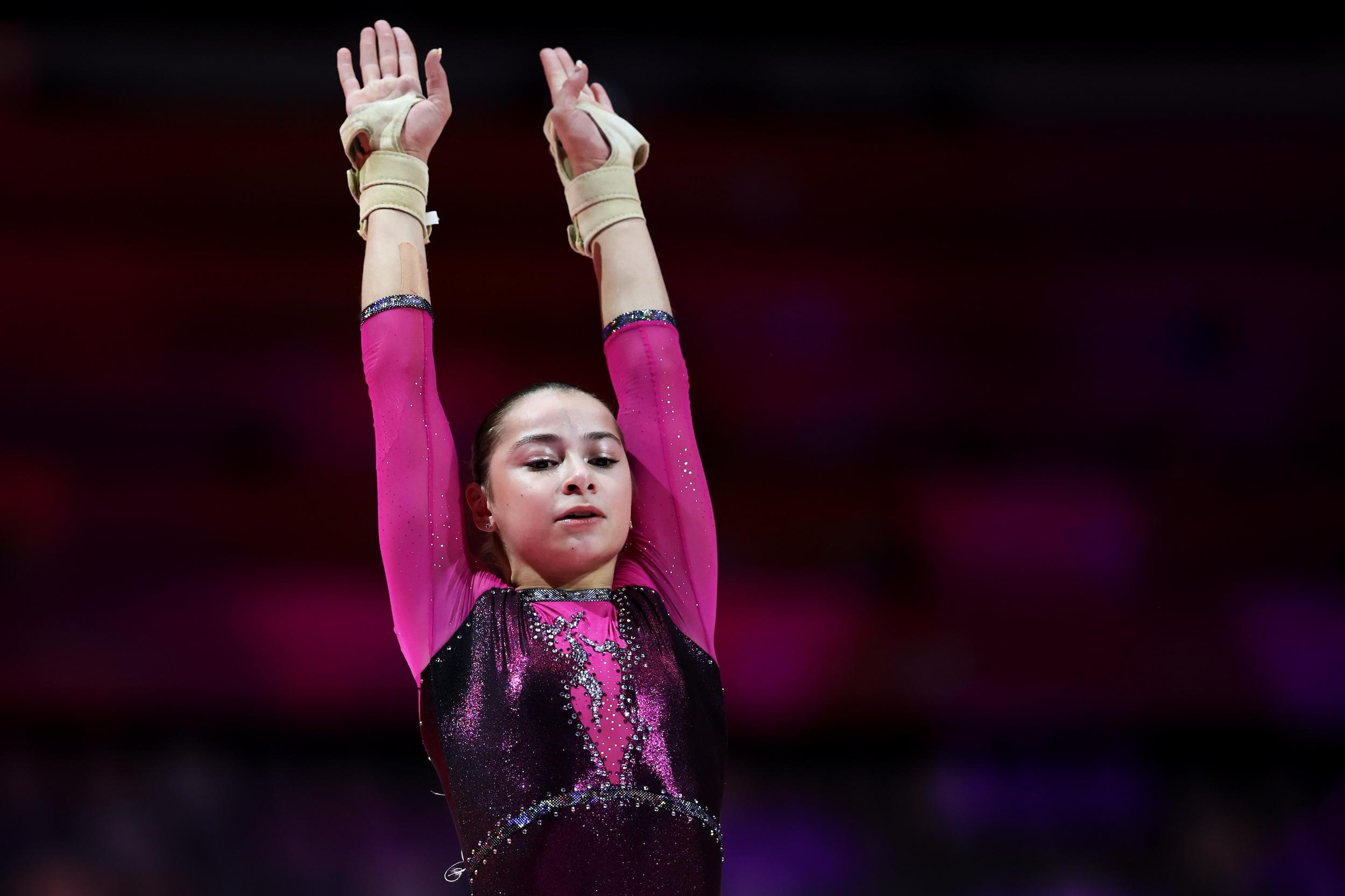 Калмыкова взяла два золота на Кубке мира в Германии Российские спортсмены выступающие в нейтральном статусе выиграли восемь наград включая две золотых на завершившемся в Котбусе первом этапе Кубка мира по спортивной гимнастике Двукратной победительницей в Германии стала Анна Калмыкова В вольных упражнениях с оценкой 13 333 балла она обошла действующую чемпионку мира в этом виде программы японку Айко Сугихару 13 133 бронза у итальянки Эммы Пуато 12 933 А в опорном прыжке Калмыкова на 0 016 опередила чемпионку Европы Карину Шенмайер из Германии 13 800 Третьей здесь стала Тея Белак из Словении 13 516 еще одна россиянка Людмила Рощина заняла пятое место 13 316 Также две медали увезет домой Милана Каюмова причем для победительницы прошлогоднего первенства мира среди юниоров это был первый международный старт на взрослом уровне В ее активе серебро на разновысоких брусьях 14 133 где победила олимпийский призер итальянка Элиза Иорио 14 266 а третье место заняла ее соотечественница Джулия Перротти 14 033 Также Каюмова добыла бронзу на бревне 13 400 где впереди нее оказались Сугихара 14 066 и олимпийская чемпионка Кайлия Немур из Алжира 13 833 Другая россиянка Лейла Васильева стала в этом финале седьмой У мужчин трижды на пьедестал поднимался Александр Карцев Наилучшего результата он добился на параллельных брусьях где с результатом 14 433 балла уступил только японцу Сехею Каваками 14 866 Третьим в этой же дисциплине оказался еще один россиянин Савелий Съедин 14 066 Почти таким же стал список призеров на перекладине но тут между победившим Каваками 14 966 и ставшим третьим Карцевым 14 233 вклинился серебряный призер Игр 2024 в этой дисциплине Анхель Барахас из Колумбии 14 666 а Съедин довольствовался четвертой позицией 143 133 Еще одну бронзу Карцев заработал в вольных упражнениях набрав 13 900 балла Впереди него оказались олимпийский чемпион Артем Долгопят из Израиля 14 500 и белорус Егор Шарамков 14 400   Второй этап Кубка мира пройдет в Баку с 5 по 8 марта спортивная гимнастика Мы в MAX