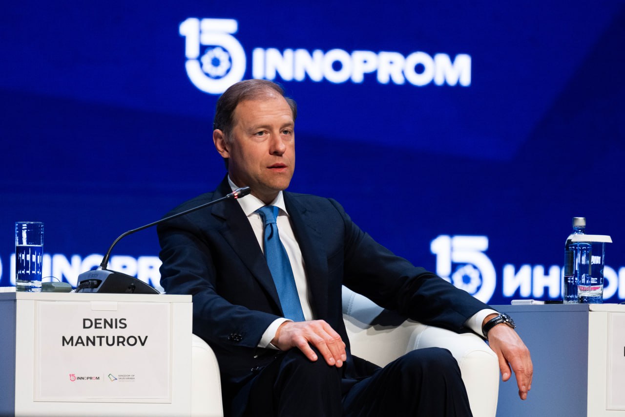 Индонезия станет страной – партнером «Иннопрома» в 2026 году Первый вице-премьер Денис Мантуров на стратегической сессии «Технологическое лидерство: индустриальный прорыв» в рамках выставки «Иннопром-2025» рассказал о развитии международной промышленной кооперации. Он подчеркнул, что Россия не стремится к полной автономии и открыта к сотрудничеству с дружественными странами. В первую очередь, с государствами Евразийского экономического союза, СНГ, БРИКС, Латинской Америки, Азии, Ближнего Востока и Африки. «То, что в этом году страна-партнер у нас Саудовская Аравия, лишний раз говорит о том, что Ближний Восток для нас является стратегическим направлением. В следующем году страной-партнером "Иннопрома" будет Индонезия. Это самая большая мусульманская страна в мире с населением около 300 млн человек. Быстрорастущая, с молодым населением. И у нас активно развивается с этой страной сотрудничество. Рассчитываю, что наши предприниматели, наши предприятия будут активным образом формировать себе повестку на ближайший год, для того чтобы продемонстрировать новые проекты и кооперационные начала с этой страной», – отметил Денис Мантуров. Первый вице-премьер в рамках «Иннопрома» также вручил национальную промышленную премию «Индустрия», победителем которой стал Курский электроаппаратный завод. Предприятие разработало современную линейку автоматических выключателей OptiMat D. Серия имеет исполнения для работы на подвижном составе рельсового транспорта и троллейбусах, а также лицензию для поставки на АЭС. Напомним, в 2015 году «Индустрии» присвоен статус премии Правительства России. Церемония награждения лауреата премии ежегодно проводится на полях международной промышленной выставки «Иннопром». Новости Правительства России