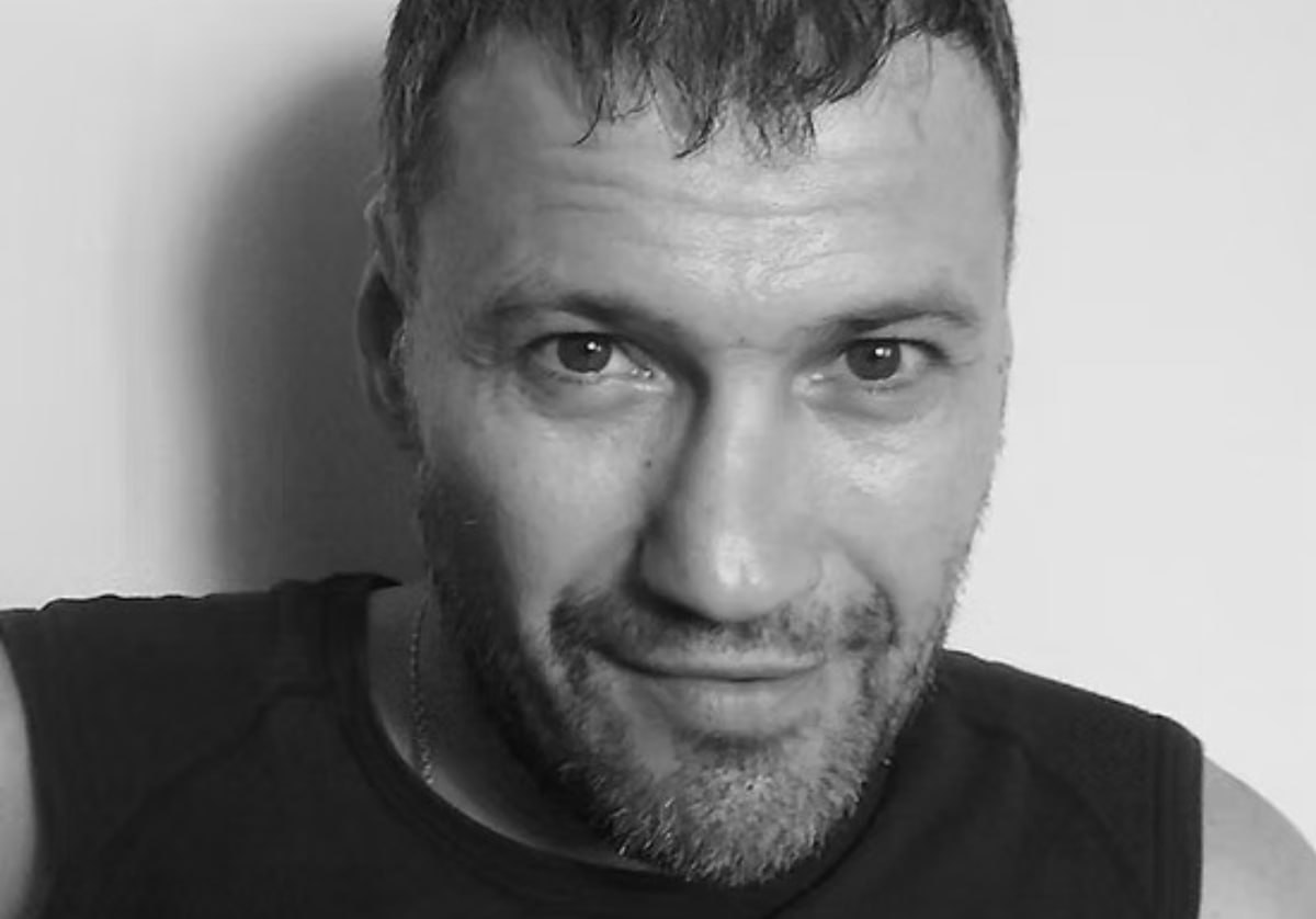 Федерация кикбоксинга России сообщила о смерти чемпиона мира Дмитрия Лиходумова  «Он был одним из ярких кикбоксеров России и мира — с нестандартной техникой, самобытным стилем и огромной силой воли. Дмитрий внес большой вклад в развитие кикбоксинга в Липецке, России и за ее пределами», — говорится в сообщении.  Причина смерти не уточняется.  Лиходумов родился в 1973 году, трижды побеждал на чемпионатах России, брал бронзу на чемпионате Европы  2000  и серебро на чемпионате мира  2001 , а в 2002-м стал чемпионом мира среди профессионалов.    Сайт Лиходумова