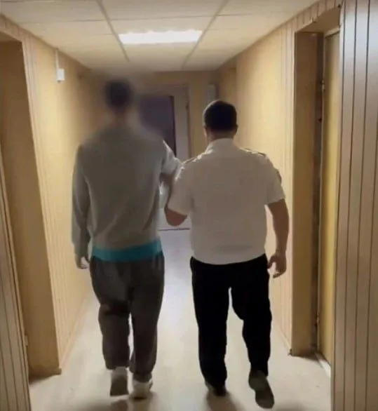 Полиция задержала 24 летнего курьера мошенника похитившего порядка 3 5 млн рублей В полицию Ростова на Дону обратилась 92 летняя жертва мошенничества Жительница Ростова рассказала что ей позвонил сотрудник полиции с заявлением о том что женщина якобы финансирует вооруженные силы соседнего государства Пенсионерку он запугал уголовной ответственностью и тюремным сроком Далее по стандартyой схеме аферистов лжесотрудник убедил ростовчанку передать сбережения для проверки и избежания наказания Женщина ввиду возраста и доверчивости передала все свои деньги в размере 457 тысяч рублей курьеру Пенсионерка обратилась в полицию как только осознала что стала жертвой обмана В результате оперативники установили личность и задержали курьера Им оказался 24 летний местный житель который успел внести украденные деньги в криптокошелек сообщников В ходе дальнейшей работы оперативники установили причастность еще к 4 аналогичным эпизодам на территории Ростова на Дону и Новочеркасска на общую сумму ущерба порядка 3 5 млн рублей рассказали в ГУ МВД России по Ростовской области Возбуждены уголовные дела по ст 159 УК РФ Мошенничество Подпишись на 1Rnd в МАХ Написать в редакцию