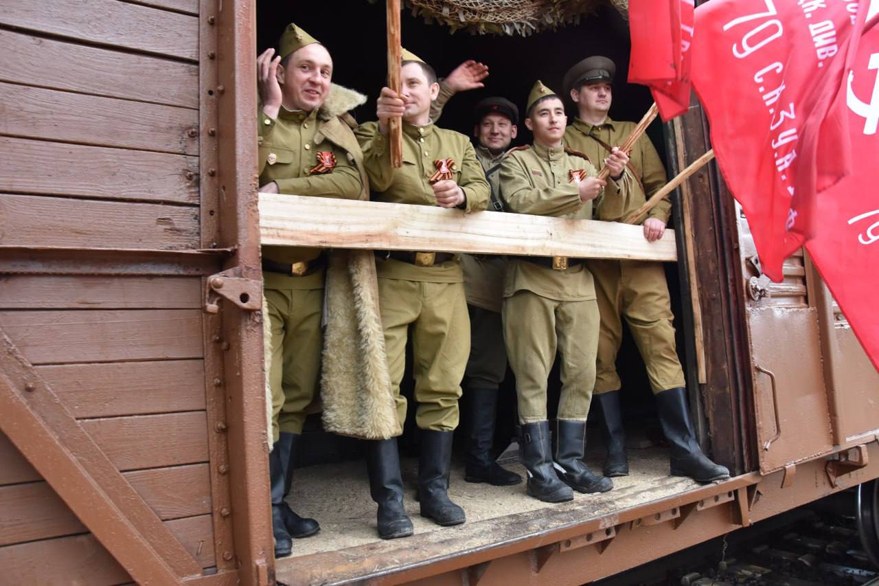 В Долинский район прибыл музей на колёсах “Поезд Победы” Первыми в Сахалинской области его встретили жители села Взморье. Как сообщают в правительстве островного региона, концертную программу перед прибытием состава организовали сотрудники долинского ЦДК. На площадке возле железнодорожного вокзала развернулось торжественное патриотическое выступление с танцами и военными песнями. "Работники поезда, одетые в военную форму, демонстрировали гостям образцы вооружения времён Великой Отечественной войны, предлагали собрать автомат на скорость, провели экскурсию по передвижной выставке", - рассказывают в правительстве области. Среди экспонатов — тяжелый танк ИС-2, автомобиль ГАЗ-67 и три гаубицы. В специализированном вагоне развернута музейная выставка. Сегодня поезд прибудет в Долинск. Маршрут "Поезда Победы" пролегает через следующие населенные пункты Сахалина: Ноглики, Тымовск, Смирных, Поронайск, Макаров, Взморье, Долинск и Южно-Сахалинск. Всего поезд преодолеет более 600 километров.