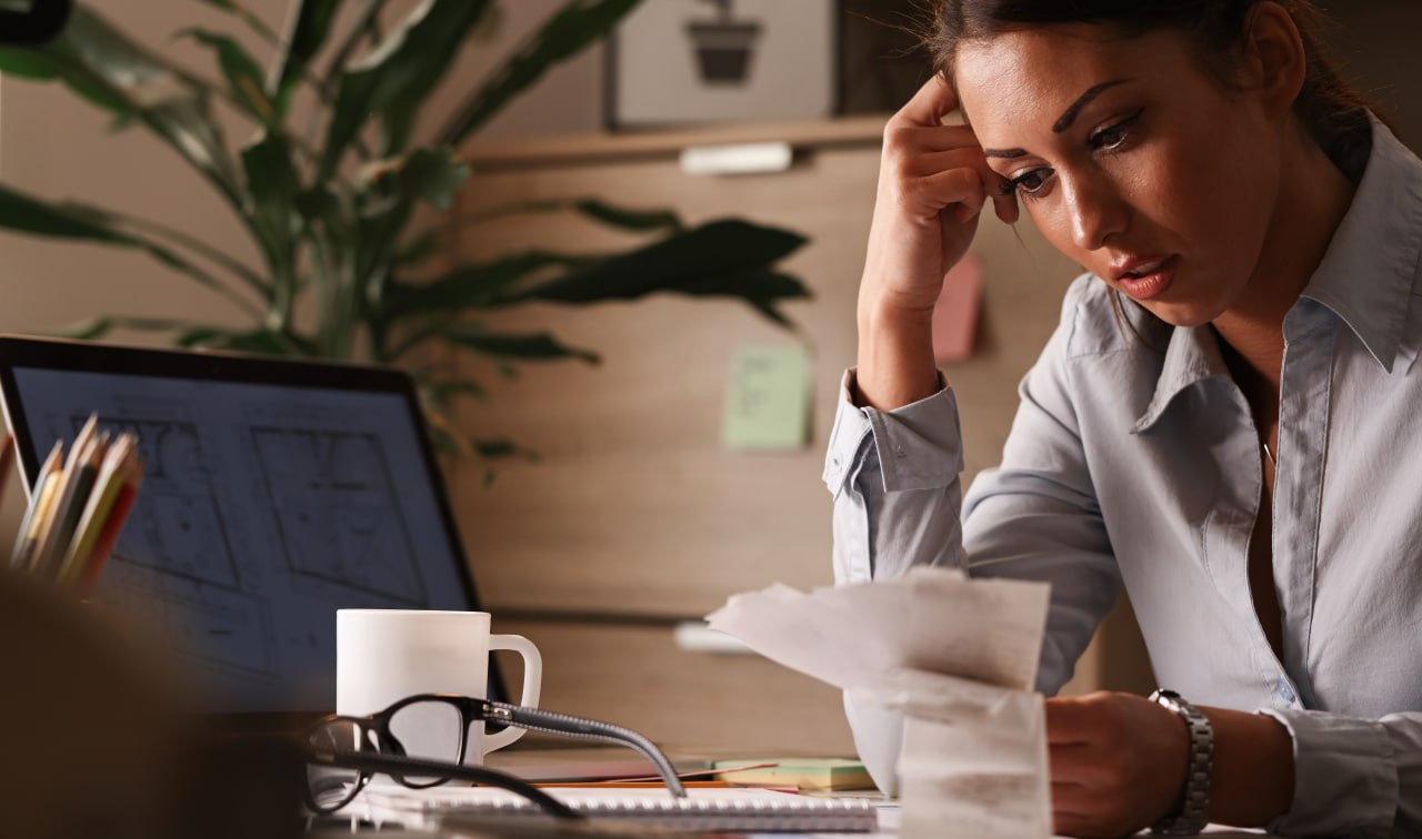 В России снижается количество трудоголиков Численность сотрудников чье фактическое рабочее время превышает закрепленную Трудовым кодексом норму 40 часов в неделю сократилось на 13 до 2 48 млн человек Кроме того до минимальных отметок снизилось число тех кто был замечен в экстремальном трудоголизме и работал свыше 51 часа в неделю По итогам июля сентября 2025 года таких было 546 тысяч человек это минимальное значение за все время проведения обследования в современной конфигурации с 2016 года При этом физиологи отмечают что умственное перенапряжение требует большего времени для отдыха чем физическое Тем кто работает головой рекомендуется отдыхать от двух до трех часов в день а при решении сверхсложных рабочих задач до четырех часов Работникам физического труда достаточно от одного до двух часов в день Умственное перенапряжение требует больше отдыха То есть мышца все таки может дольше работать эффективнее чем наша центральная нервная система поясняет врач Алексей Коваленко Росстат данные выборочного обследования рабочей силы