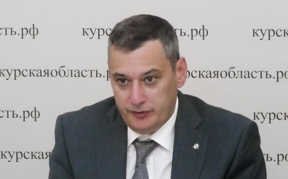 Кадровые изменения в Корпорации развития Курской области Временно исполняющий обязанности главы корпорации Курской области, Александр Бережной, освобожден от должности после обвинений в "вредительстве" со стороны губернатора Александра Хинштейна. Причиной стало несогласованное с правительством региона апеллирование судебных решений. Совет директоров поддержал прекращение его полномочий. На фоне недавних арестов и обвинений бывших руководителей, это указывает на стремление усилить контроль и прозрачность в управлении корпорацией.