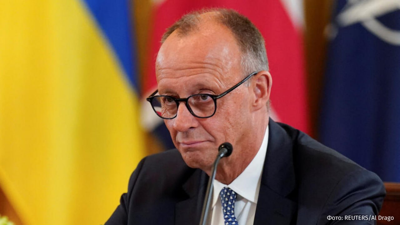Германия больше не может содержать нынешнюю социальную систему Об этом заявил канцлер ФРГ Фридрих Мерц По данным The Telegraph Германия показала худший результат среди стран G7 с 2019 года её реальный ВВП снизился на 0 1 Одним из ключевых направлений политики коалиции стало радикальное ограничение миграции Партии согласовали расширение полномочий по задержанию мигрантов и расширение списка безопасных стран для депортации На фоне этих дискуссий растёт поддержка партии Альтернатива для Германии выступающей за жёсткую миграционную политику Согласно опросам 59 граждан ФРГ недовольны деятельностью Мерца за первые 100 дней его правления Больше новостей тут МАХ Отправить новость