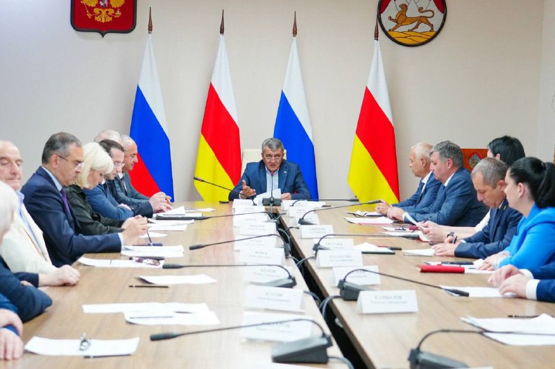 Закон о государственных языках должен послужить объединению осетинского народа, сохранению и глубокому пониманию наших традиций и культуры В правительстве Республики прошло заседание Комиссии по сохранению и развитию осетинского языка. Как рассказал Сергей Меняйло, он прочитал все обращения, которые поступили от общественных организаций, неравнодушных жителей республики. «В каждом письме — искреннее беспокойство и глубокая убежденность в том, что такой закон может стать не просто юридическим актом, а настоящим импульсом для серьёзной, последовательной работы по защите и развитию осетинского языка. Я разделяю это мнение без оговорок»,- написал глава региона в своем телеграмм-канале. Сегодня утвердили состав рабочей группы, которая займётся подготовкой законопроекта. Руководитель республики подчеркнул, закон не должен и не будет формальностью.