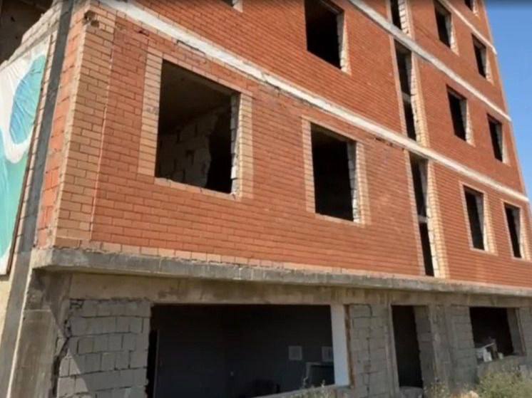 В Махачкале сносят самострой на улице 1-й Акгельной  В столице Дагестана начали демонтаж самовольно построенного многоэтажного дома по адресу: 1-я Акгельная, 15.    Дом начали возводить еще в 2018 году, но:  • Без разрешения на строительство.  • С нарушением градостроительных норм.    Администрация Махачкалы обратилась в суд, и Ленинский районный суд принял решение о сносе здания.  Сейчас на месте работают строительные бригады, исполняя постановление суда.  Власти напоминают: строительство без документов — это риск для жителей и угроза безопасности.