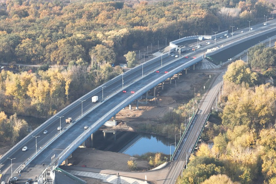 Движение на первой части Третьего Пускового комплекса запустят до конца года  Об этом заявил губернатор Андрей Бочаров, когда инспектировал ход строительства объекта. Готовность участка составляет 96 %. По мосту через ерик Осинки полностью запущено движение, через ерик Гнилой – по временной схеме, только по левой нитке.    Глава региона подчеркнул, что в 2025 году необходимо завершить проектирование второй нитки моста через Волгу.    Подписаться