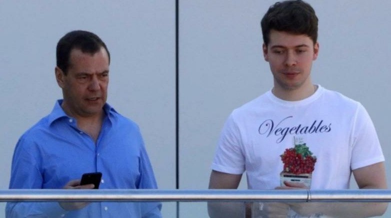 Сын Медведева заявил что Россия не будет расстреливать за коррупцию как в Китае Илья Медведев сын бывшего премьера и президента России заявил что расстрелы за коррупцию по китайскому образцу в стране применяться не будут передает ArbatMedia Во время выступления на форуме Россия инновационная Илья Медведев подчеркнул что в России не планируется прибегать к столь радикальным мерам борьбы с коррупцией как смертная казнь В Китае вообще расстреливают Мы так делать не будем Хотя в некоторых случаях это было бы полезно заметил он Илья Медведев занимает должность руководителя проектов в партии Единая Россия Стоит напомнить что еще в 2017 году Алексей Навальный опубликовал расследование в котором утверждалось что экс президент России Дмитрий Медведев владеет дорогостоящими объектами недвижимости в России и за рубежом включая усадьбы квартиры яхты и виноградники Прислать новость