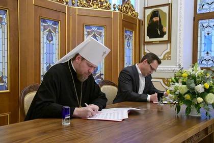 Минздрав ДНР и Донецкая епархия РПЦ подписали соглашение о сотрудничестве Свои подписи под документом поставили Дмитрий Гарцев и митрополит Владимир. Во время встречи стороны рассмотрели ряд вопросов по взаимодействию профилактической деятельности, развитию услуг медико-социальной помощи, проведения совместных мероприятий по формированию здорового образа жизни, духовно-нравственного просвещения населения, проживающего на канонической территории Донецкой епархии, - рассказали в пресс-службе.