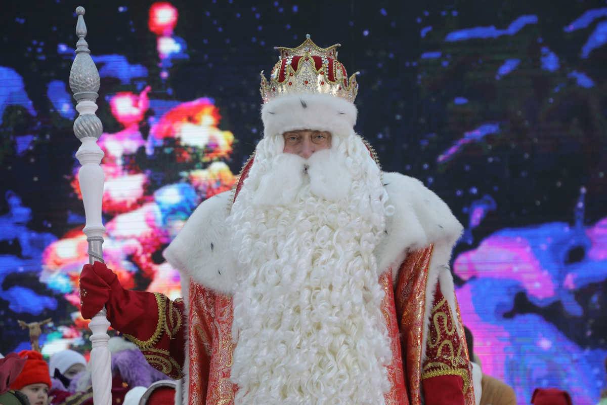 Дед Мороз рассказал что с момента открытия своей почты в Великом Устюге ему поступило порядка 4 9 миллионов писем Примечательно что примерно треть от этого количества присылают взрослые Как рассказал Дедушка Мороз ТАСС поток писем активно нарастает с наступлением осени Вологда Регион 35ТВ в MAX