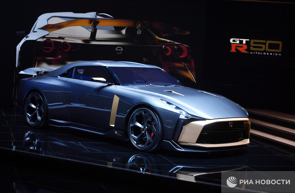 Nissan прекратил выпуск легендарного GT R но обещал что спорткар вернется Последний спорткар R35 GT R японского автоконцерна Nissan Motor сошел с конвейера на заводе в префектуре Тотиги производитель объявил о прекращении выпуска автомобиля через 18 лет после начала производства сообщает пресс служба Nissan В документе подчеркивается что R35 GT R добился множества блестящих достижений на многочисленных трассах в автоспорте в частности одержал победу в пяти гонках класса GT500 и трех гонках класса GT300 в чемпионате SUPER GT а также в классе Blancpain GT Series Pro Am 2013 года и 12 часовой гонке Bathurst в 2015 году Кроме того автомобиль этой модели одержал пять побед в серии Super Taikyu Мы стремимся вернуться к вам однажды но имя GT R связано с высокими ожиданиями и предназначено для поистине особенных автомобилей Подписаться на РИА Новости Все наши каналы