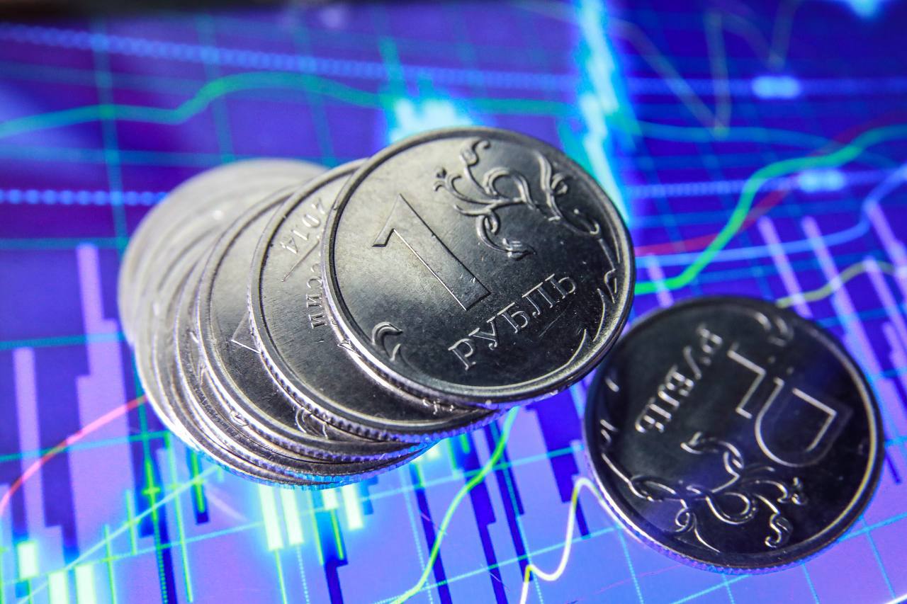 В бюджет Петербурга в 2025 году поступило 1 4 трлн рублей отчитался Комфин города На заседании правительства Петербурга глава финансового ведомства Светлана Енилина сообщила что в прошлом году доходы бюджета выросли на 4 7 или 63 млрд рублей по сравнению с итогами 2024 года Жители города в виде НДФЛ перечислили 616 млрд рублей организации в виде налога на прибыль 360 млрд Заметно увеличилась диспропорция между поступлениями налогов от граждан и бизнеса Ещё в 2022 году в доходной части бюджета доля поступлений налога на прибыль бизнеса составляла 44 налога на доходы граждан 32 Сергей Коньков ДП Подписаться на ДП в Telegram MAX