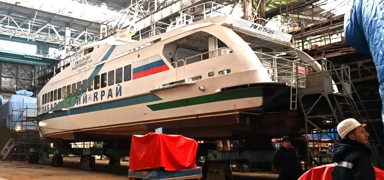 Компания связанная с бывшим губернатором Иркутской области может купить крупный судостроительный завод Хабаровский судостроительный завод который будет передан на баланс региона привлек внимание потенциального инвестора Восточно Сибирского речного пароходства ВСРП который входит в иркутскую группу Истлэнд Переговоры с региональными властями продолжаются инвесторы готовы оперативно подключиться к работе на ХСЗ ВСРП один из ключевых перевозчиков на Байкале и реке Ангаре ежегодно транспортирует около 600 тыс пассажиров и 2 млн тонн грузов В настоящее время ВСРП строит пассажирские катамараны и теплоход для перевозок на Байкале Группа Истлэнд связываемая в деловых кругах с экс губернатором Иркутской области Сергеем Ерощенко владеет более чем 50 предприятиями включая авиакомпанию отели верфь и флот Иркутск политический в МАХ Подпишитесь на Иркутск политический