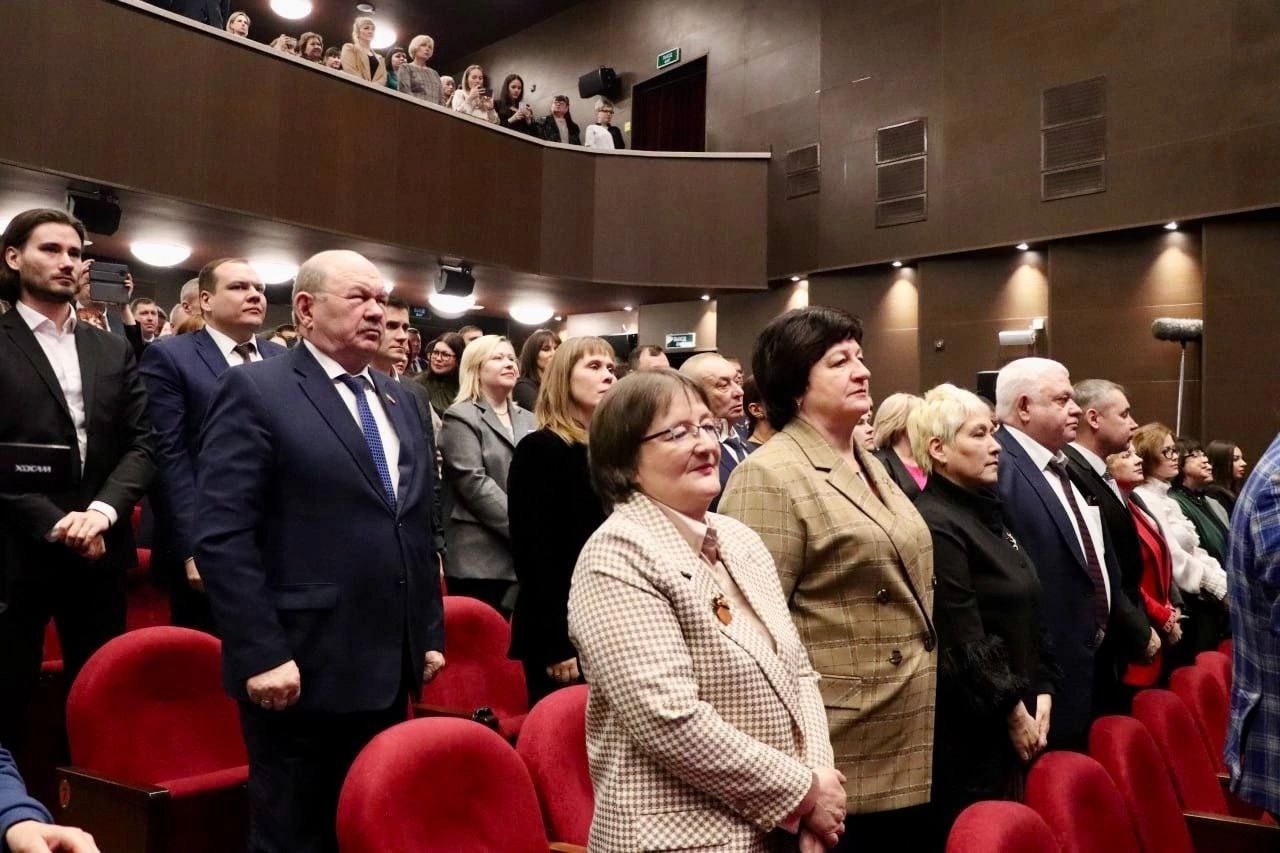 Инаугурация нового мэра Читы Щегловой прошла в краевом драмтеатре.  Победившая на выборах мэра Читы Инна Щеглова принесла присягу и официально вступила в должность. Церемония инаугурации прошла в драмтеатре Читы. Об этом 31 января Lenta75.ru сообщили в пресс-службе правительства Забайкалья.    Губернатор Забайкалья Александр Осипов поздравил Инну Щеглову со вступлением в должность мэра, отметив, что у краевого центра есть «огромный потенциал и возможности в будущем». Также он пожелал ей успеха в формировании команды.    Щеглова подчеркнула, что у города есть все для развития. Для этого созданы условия благодаря ключевым решениям президента России, Правительства России и губернатора края.    - Уже завтра может стать реальностью то, о чем мы вчера даже не мечтали. Это новые важные объекты не только для Читы, но и для Забайкальского края, — сказала она.   По её словам, в планах — строительство крупнейшего музея, кампуса мирового уровня, а также других социальных объектов.    По данным пресс-служба администрации Читы, инаугурация транслировалась на телеканале РТК «Забайкалье» и на странице мэрии во ВКонтакте.