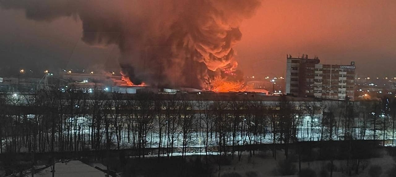 Взрывы и серьёзный пожар на промзоне в Гатчине Ленинградской области  По данным СМИ, мощный пожар сегодня произошёл на улице Индустриальная в городе Гатчина. Местные жители услышали глухие взрывы около 6 утра, огромные столбы дыма видно за несколько километров.  Точные причины произошедшего неизвестны. На месте работают экстренные службы. Информация о пострадавших не поступала.