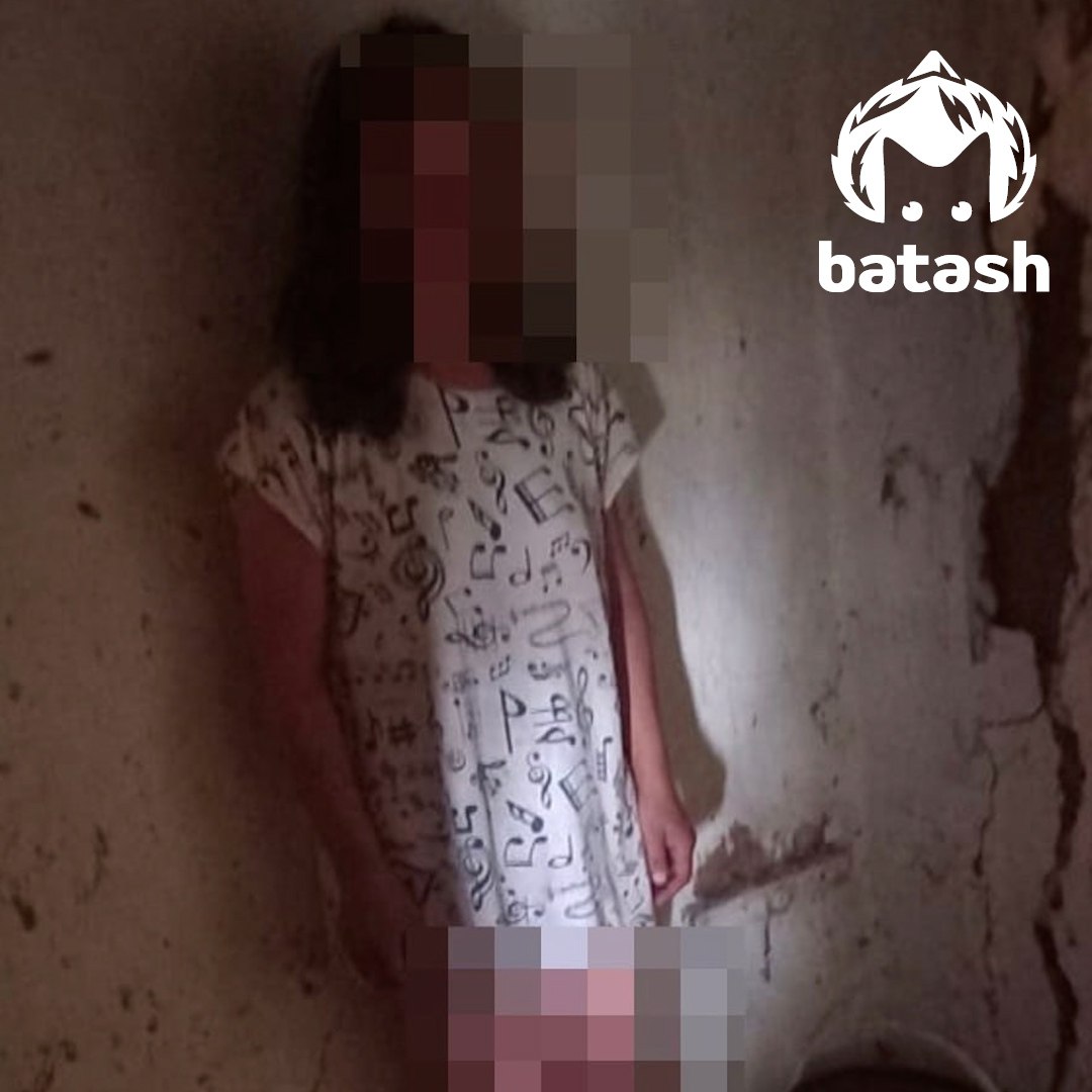 Мамаша-алиментщица из Давлекановского района спряталась в чулане, чтобы не платить долги дочери. Когда девочке было 14, её отец умер от наркотиков, а мать лишили родительских прав за гулянки. Тогда школьницу забрала к себе бабушка. С тех пор родительница не навещала дочь и не перечислила ни рубля — алименты уже перевалили за 500 тысяч. Женщина перебралась в другое село — жила с зэком. Когда к ним нагрянули приставы, он пытался заныкать любимую в кладовке. Её нашли храпящей среди хлама.