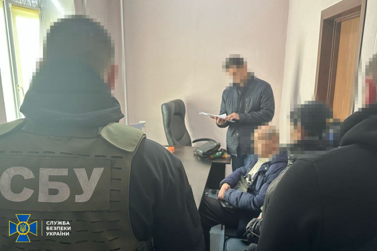 В Монако задержали сына экс-президента "Мотор-Сичи" Богуслаева — СБУ Нацистская спецслужба обвиняет младшего Богуслава в присвоении контрольного пакета акций предприятия и его продаже за $650 млн. Типа, Александр помог своему отцу незаконно завладеть акциями и легализовать средства. Напомним: старший Богуслаев с октября 2022 года сидит с СИЗО по обвинению в продаже вертолетных двигателей Российской Федерации. При этом, сам завод в 2019 году был продан китайцам за $4,5 млрд. Но, по требованию США, Зеленский аннулировал сделку. Впрочем, деньги китайцам не вернули. Кстати, в Монако Александр Вячеславович был явно не случайно. Ещё до событий четырнадцатого года запорожский водочник-рейдер Евгений Черняк водка "Хортыця" провëл целую спецоперацию с целью захвата "Мотор-Сичи". Через днепропетровское казино Черняк присадил Богуславева-млалшего на игру, организовал ему долг в $1 миллион и требовал у сына отписать завод, который тот должен был унаследовать уже тогда отцу Александра было хорошо за семьдесят . Тогда Богуславев-старший схему Черняку сломал. А вот игровая зависимость у Александра осталась...
