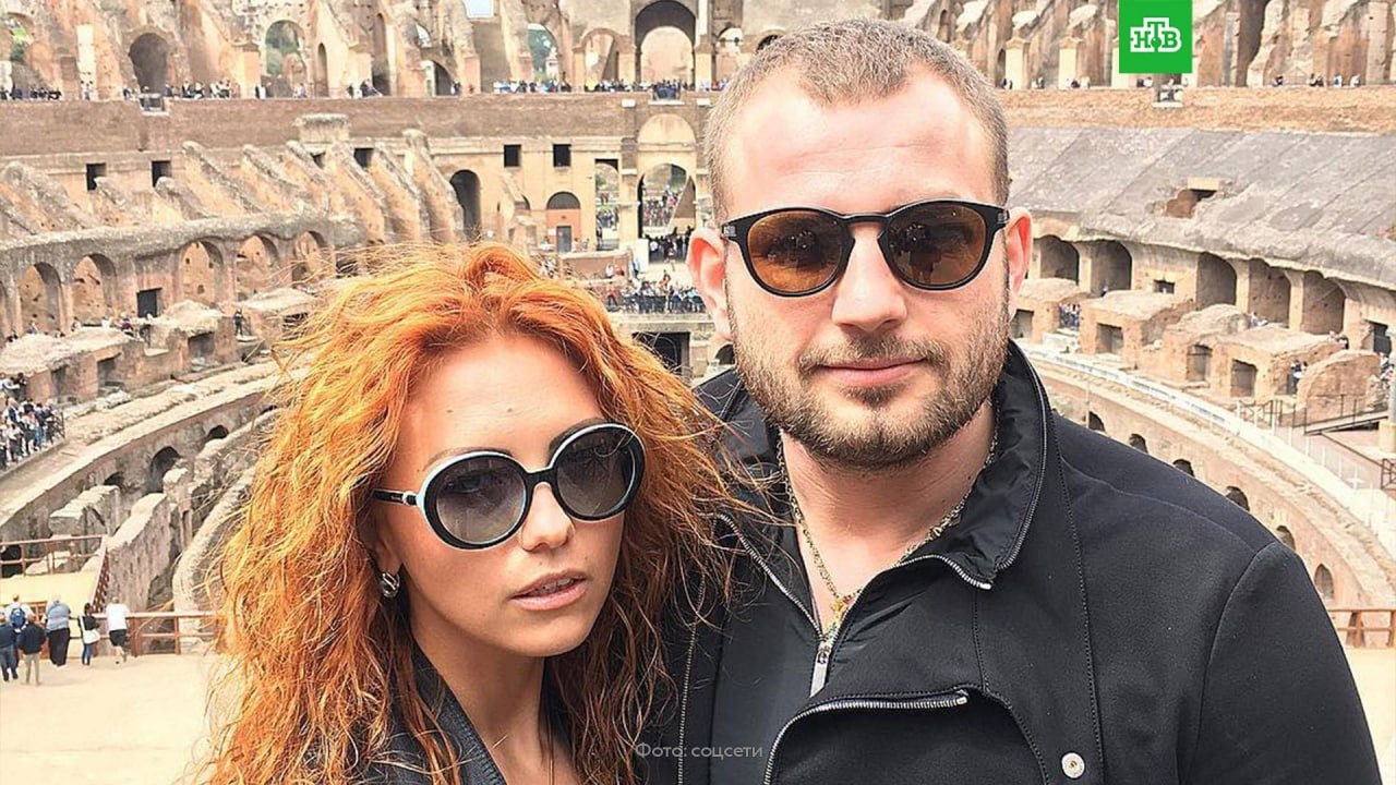 СМИ в Объединенных Арабских Эмиратах найдены останки криптовалютчика Романа Новака и его жены Закопанные в пустыне фрагменты тел были обнаружены около двух недель назад По делу о заказном убийстве арестованы его исполнители Константин Шахт Юрий Шарыпов и Владимир Далекин Предварительная причина расправы с семьей Новак ограбление В начале октября Романа с супругой Анной под предлогом переговоров с инвесторами заманили на арендованную виллу в окрестностях Дубая Там у пары вымогали миллионы в криптовалюте но цифровой кошелек Новака оказался пуст Тогда супругов убили тела расчленили и развезли по мусорным бакам в радиусе нескольких десятков километров Подписаться на НТВ Петербург Буст канала