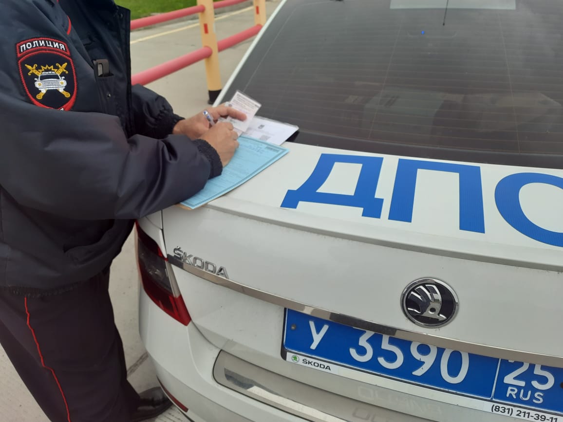 В Приморском крае с начала года привлечено к ответственности более 400 водителей такси за нарушение Правил дорожного движения Полиция проводит рейды по всей территории региона и в международном аэропорту Владивостока, где сосредоточено много таксистов. За этот период проверено более 1,5 тысяч транспортных средств, привлечено к ответственности 409 водителей и 13 должностных лиц. Выявлены грубые нарушения: управление без прав, отсутствие диагностической карты и нарушение квалификационных требований к перевозчикам. В аэропорту часто фиксируются нарушения правил остановки и стоянки, что затрудняет движение и сужает проезжую часть. Регулярные рейды направлены на сокращение аварий и конфликтов, граждан просят с пониманием относиться к работе полиции. Пассажирам такси рекомендуют пользоваться услугами легальных перевозчиков для собственной безопасности. Если вы стали свидетелем нарушений, сообщайте в полицию: дежурная часть Госавтоинспекции Приморского края — 231-09-08, УМВД России по Приморскому краю — 8 423 249-04-91. Полную версию материала читайте на нашем сайте: