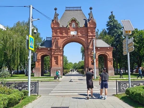 Краснодар стал лидером в краевом рейтинге по содействию развитию конкуренции. Так, по итогам прошлого года краевая столица набрала 211 баллов и опередила Новороссийск и Анапу. Об этом сообщает пресс-служба городской администрации.  Диплом победителя главе Краснодара Евгению Наумову вручил министр экономики региона Алексей Юртаев.  По словам Наумова, конкуренция в краевом центре развивается в разных сферах, в том числе и в предоставлении образовательных услуг. Это стало возможным благодаря расширению сети частных детских садов, количество которых в городе выросло втрое.  Фото: Юрий Серебренников/BFM Кубань