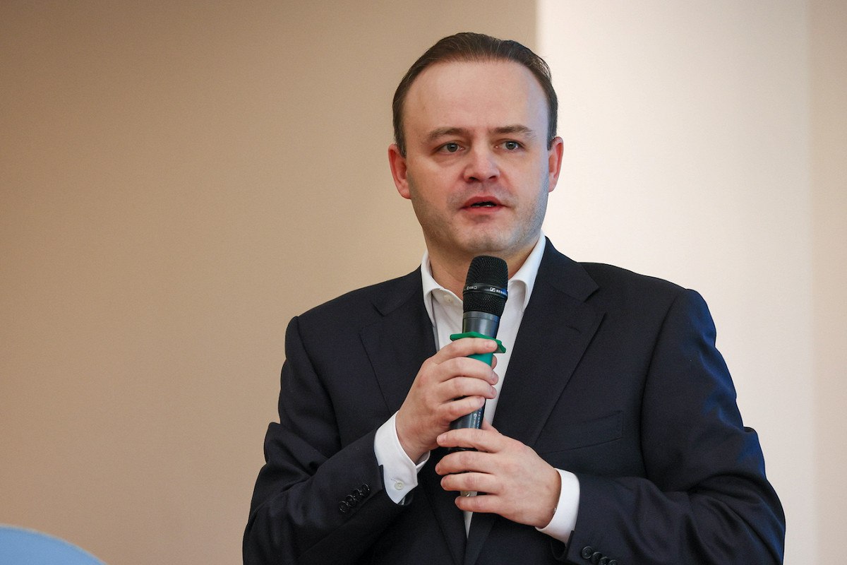 прекрасное В Госдуме предложили создать реестр безопасных рехабов для зависимых С инициативой выступил вице спикер ГД Владислав Даванков Нет такого ведомства которое бы сказало сколько у нас в России рехабов где у нас помогают людям с разными типами зависимости Поэтому мы предлагаем пойти по пути объединения таких рехабов очистки рынка совместно с государством прозрачных стандартов реестра добросовестных рехабов где были бы рабочие механизмы защиты прав человека заявил депутат По словам Даванкова в дальнейшем на основе реестра может быть создан сайт с информацией о центрах где людям с зависимостью будет оказана реальная помощь Кроме того парламентарий анонсировал запуск горячей линии для консультаций по этапам и срокам лечения