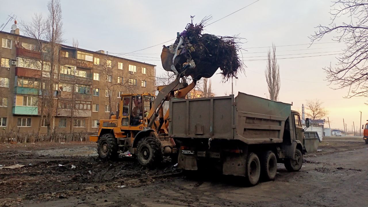 Огромную свалку мусора ликвидировал «Эктранс» на ул. Курченко   На ул. Курченко, рядом с жилыми домами № 4 и 6 образовалась стихийная свалка с отходами.  Сегодня для вывоза мусора было задействовано 6 единиц спецтехники: трактор и 5 грузовых автомобилей.   В итоге со свалки вывезено на полигон более 100 м3 отходов.  ____ Все новости  ВКонтакте и в  Одноклассниках   #Стаханов #новости_Стаханова