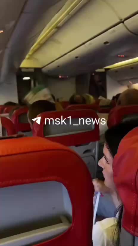 Пассажиры рейса Анталья-Москва провели два часа в закрытом самолете без кондиционера