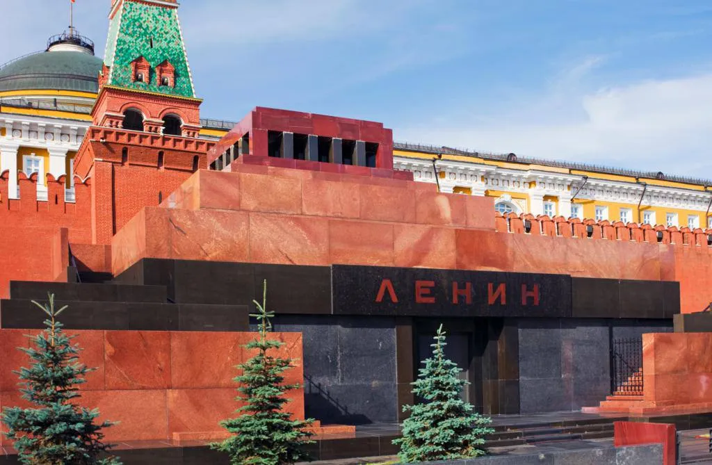 Первокурсника из Москвы арестовали на 10 суток за то что он бросил ботинок в саркофаг с Лениным Парень специально отстоял очередь в Мавзолей и кинул обувь в знак несогласия с его политикой МоскВайб мы в МАХ