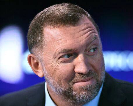 Миллиардер Олег Дерипаска предложил обвалить рубль до 105 за доллар для стимулирования экономики По его мнению это позволит оживить автопром производство которого в 2024 году сократилось до 1 073 млн машин против 31 млн в Китае Дешевый рубль и низкие ставки как он считает создадут 1 2 млн рабочих мест и обеспечат экспорт 1 млн автомобилей на 25 млрд ежегодно Новости Дня