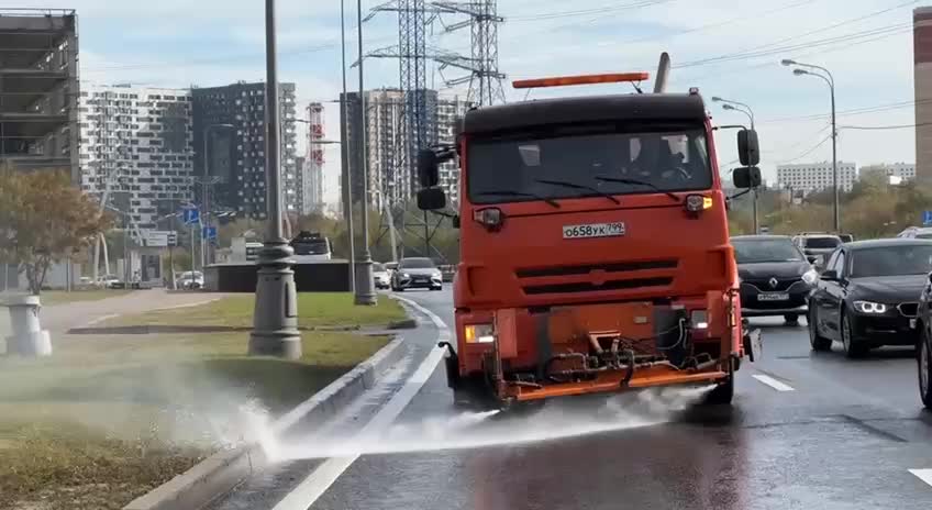 В Москве стартовала мойка дорог и тротуаров с шампунем перед зимой