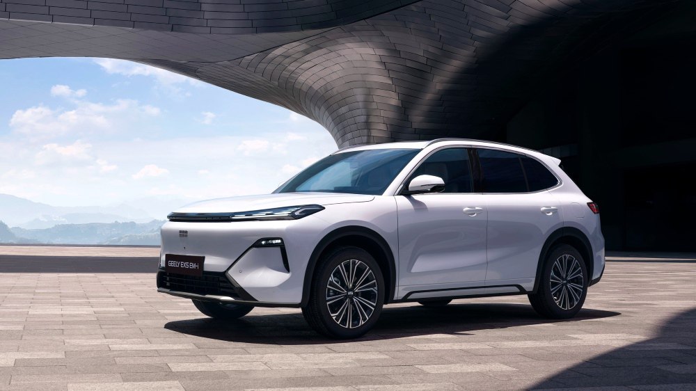 Гибридный кроссовер Geely EX5 EM i получит тяговую батарею большей ёмкости для России выяснили Китайские автомобили во время мониторинга базы данных ОТТС Полного заряда нового аккумулятора хватит на 170 км запаса хода в электрическом режиме Он использует литий железо фосфатную электрохимическую пару и весит 225 кг Производителем новой батареи стала компания Xiangtan ShineGee Energy Technology Ёмкость аккумулятора составляет 89 2 Ач на 69 9 больше чем у стандартного аккумулятора EX5 EM i geely chinamashina news