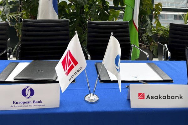 ЕБРР приобретет 15 акций Asakabank в рамках приватизации Министерство экономики и финансов Узбекистана Asakabank и Европейский банк реконструкции и развития ЕБРР подписали Term Sheet закрепляющий основные коммерческие условия приватизации банка и институционально оформляющий сотрудничество сторон Документ реализуется в рамках исполнения Указа Президента Республики Узбекистан от 12 мая 2020 года УП 5992 Согласно соглашению ЕБРР планирует приобрести 15 акций Asakabank После выполнения всех согласованных условий включая транзакционные регуляторные и корпоративно правовые требования банк войдет в состав акционеров в 2026 году Приватизация Asakabank направлена на трансформацию государственных банков повышение эффективности управления активами снижение финансовых рисков и укрепление стабильности банковской системы Сотрудничество с ЕБРР позволит повысить качество корпоративного управления и прозрачность деятельности банка внедрить международные стандарты управления рисками и внутреннего контроля укрепить капитальную базу и операционную стабильность а также сформировать устойчивую модель развития на рыночных принципах Реализация проекта будет способствовать повышению доверия международных инвесторов к финансовому рынку Узбекистана и дальнейшему развитию конкурентоспособного и устойчивого банковского сектора страны ТГ канал UzbBanking