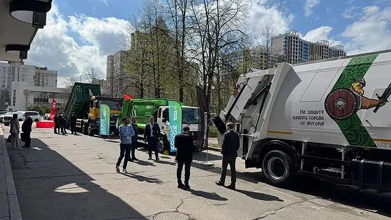 В середине мая в Санкт-Петербурге прошел IX съезд регоператоров по обращению с твердыми коммунальными отходами. Основными темами для обсуждения стали законодательные инициативы в сфере обращения с ТКО, механизмы государственной поддержки, вопросы тарифной политики и перспективы внедрения экономики замкнутого цикла. Участники форума работали над стратегией развития отрасли на ближайшие годы, что особенно актуально в свете общенациональных экологических задач.