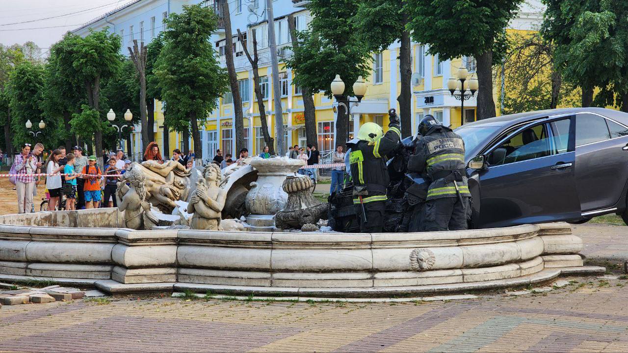 В Ступино водитель японской иномарки снес городской фонтан К счастью, пострадавших нет, водитель Toyota тоже цел. На месте работают полиция и медики.